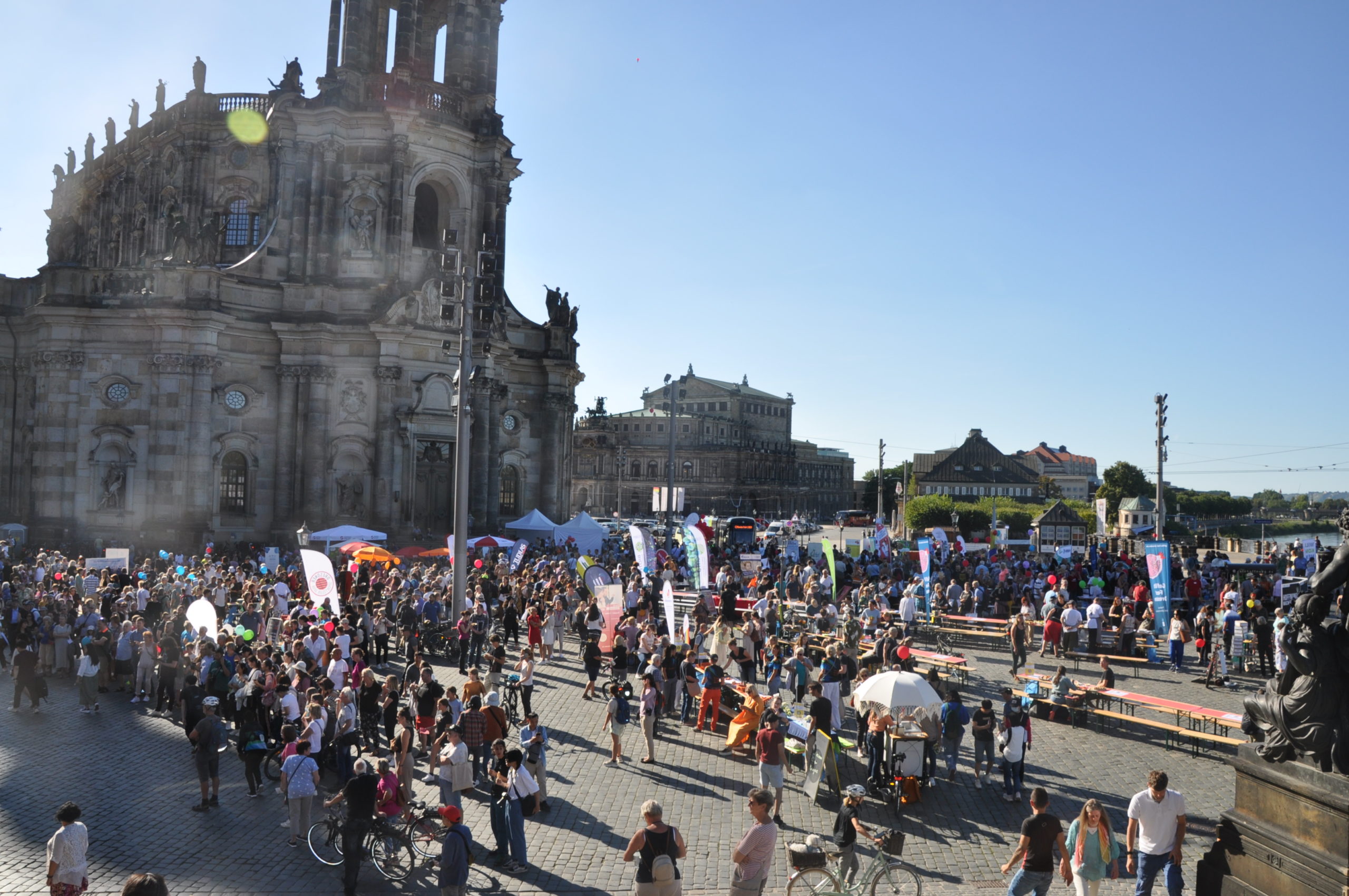 Gastmahl „Dresden is(s)t bunt“ zog Tausende an die Elbe
